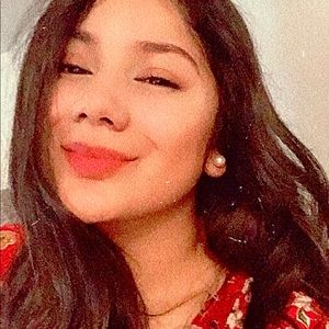 Meet your Posher, Yesenia